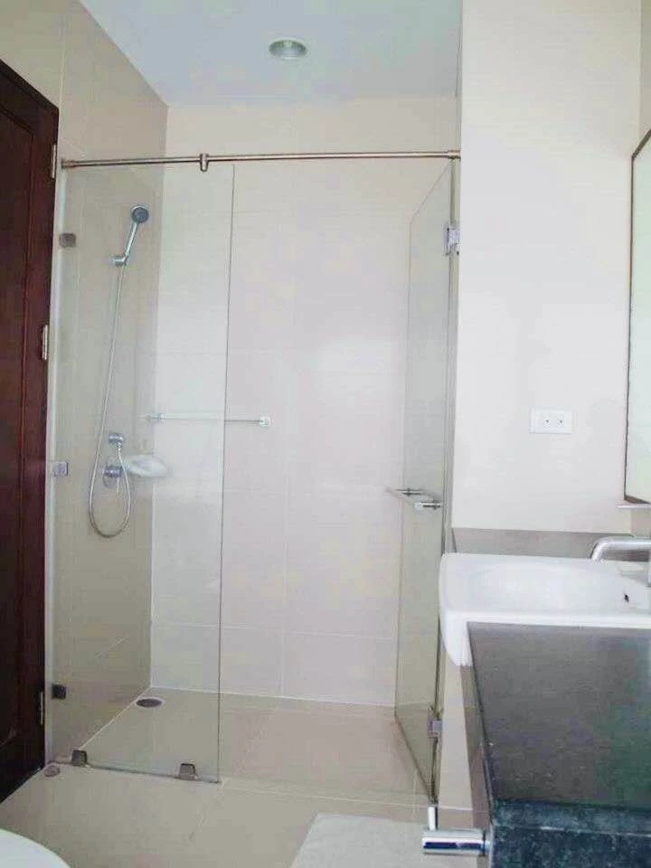 For rent: Noble Ora, very spacious room, plenty of usable space, same floor as common area, very convenient, must book.
