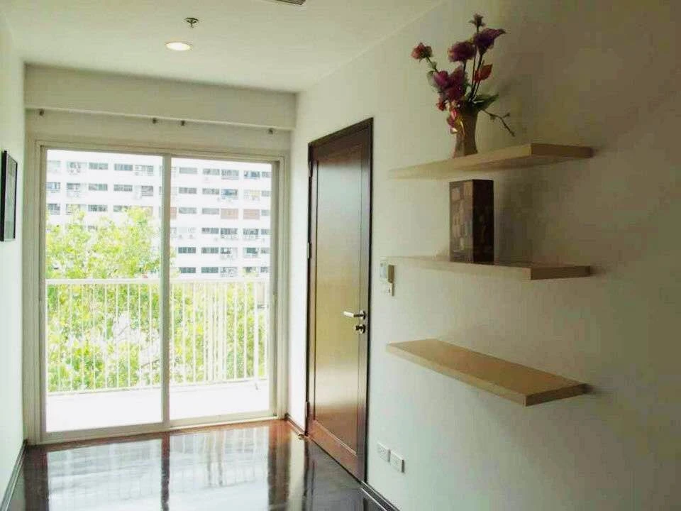 For rent: Noble Ora, very spacious room, plenty of usable space, same floor as common area, very convenient, must book.