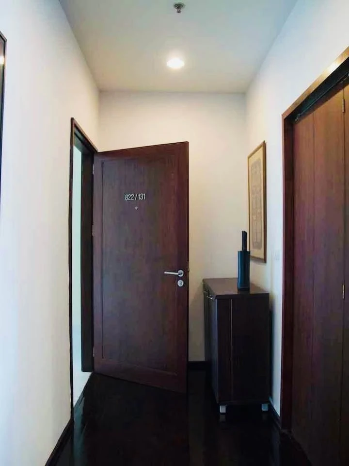 For rent: Noble Ora, very spacious room, plenty of usable space, same floor as common area, very convenient, must book.