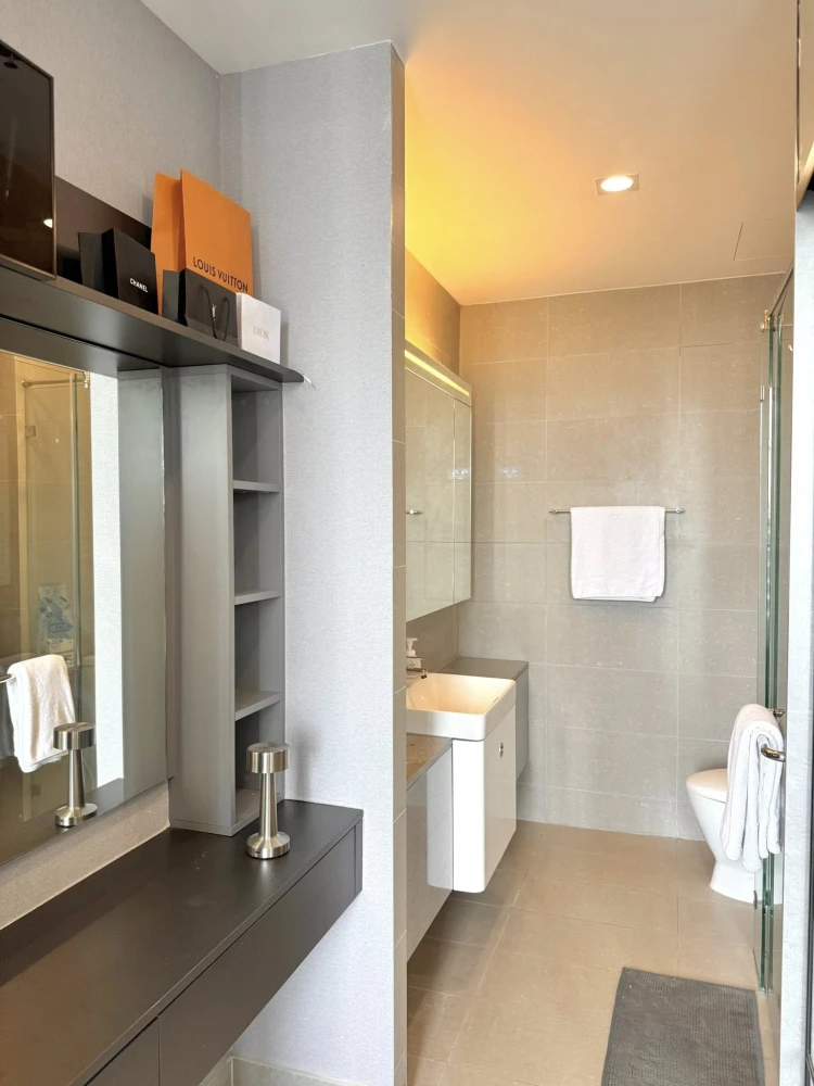 For rent: NOBLE PLOENCHIT, fully furnished room, ready to move in, high floor, beautiful view, hurry and book now before it's gone!