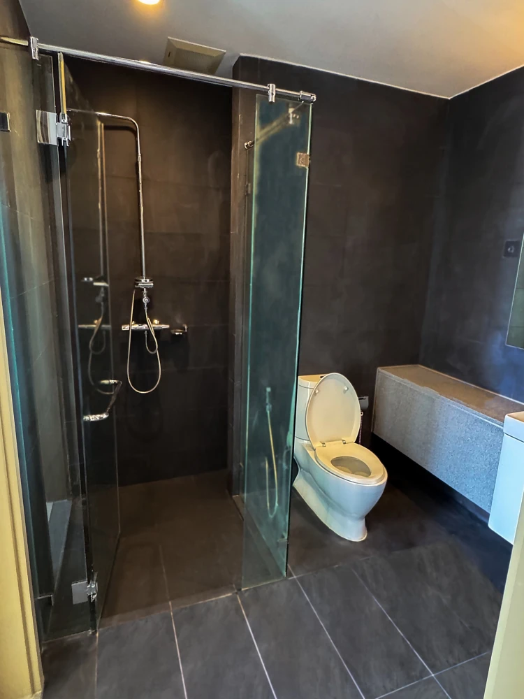 For rent: Noble Ploenjit, 2 bedrooms, spacious living area, fully furnished. What are you waiting for?