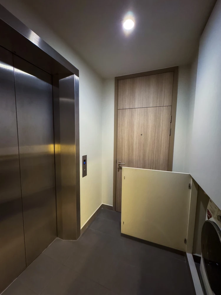 For rent: Noble Ploenjit, 2 bedrooms, spacious living area, fully furnished. What are you waiting for?