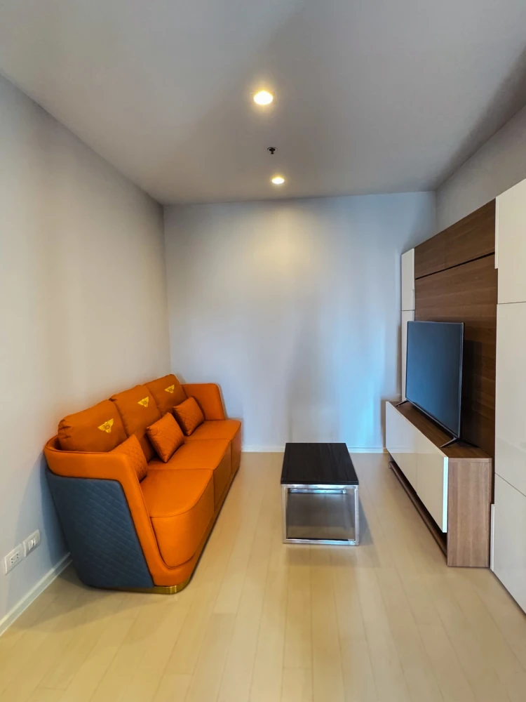 For rent: Noble Ploenjit, 2 bedrooms, spacious living area, fully furnished. What are you waiting for?