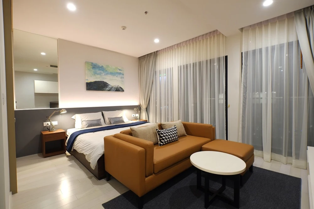 For rent: Noble Ploenjit, 16th floor, fully furnished, very livable. Book now, don't wait!