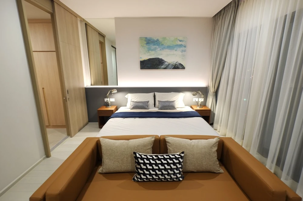 For rent: Noble Ploenjit, 16th floor, fully furnished, very livable. Book now, don't wait!