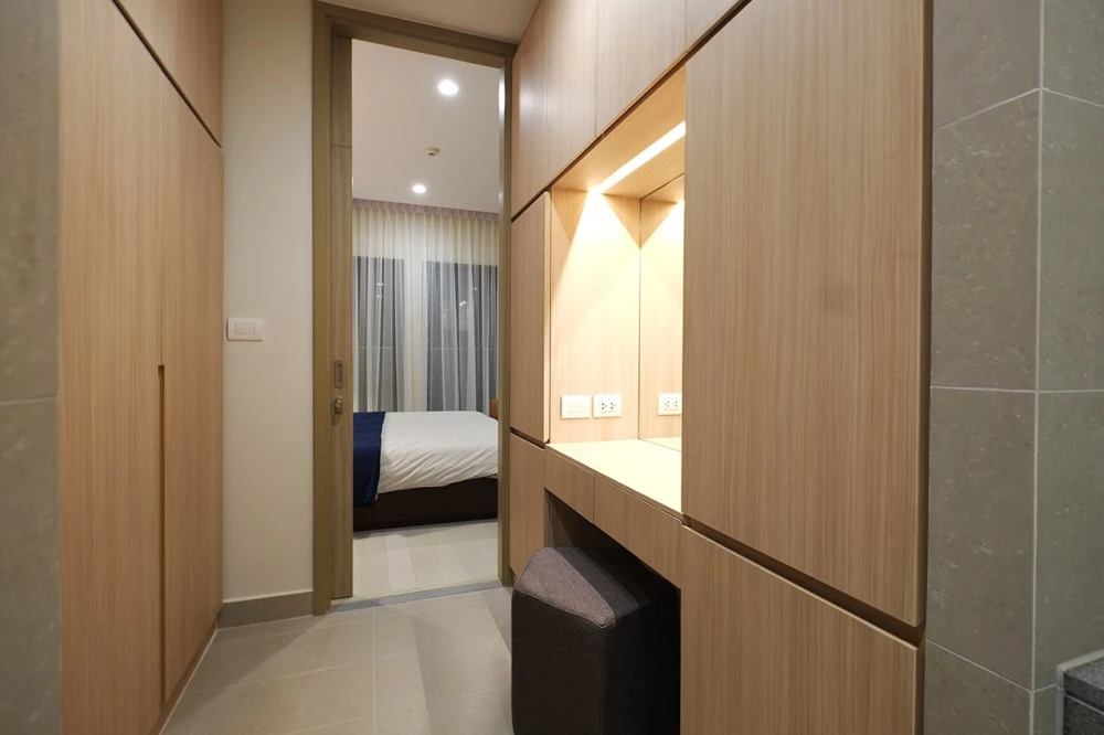 For rent: Noble Ploenjit, 16th floor, fully furnished, very livable. Book now, don't wait!