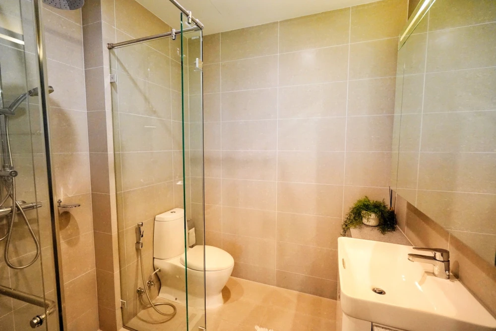 For rent: Noble Ploenjit, 4th floor. Beautiful room, fully furnished. Book now!