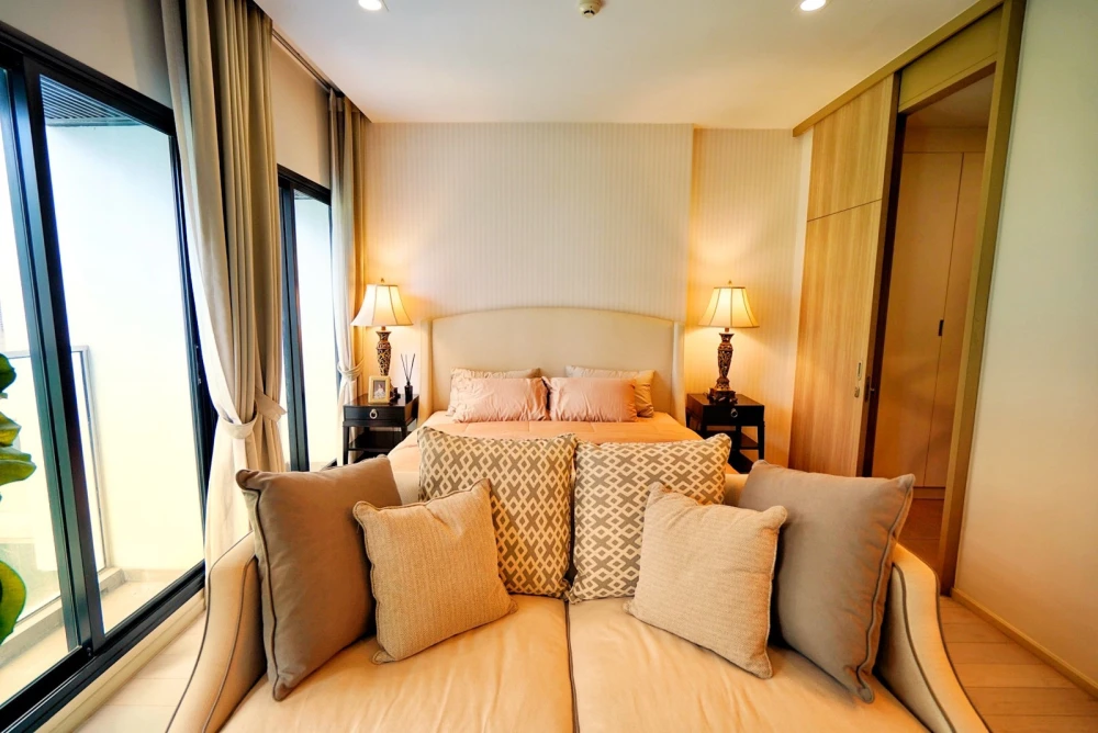 For rent: Noble Ploenjit, 4th floor. Beautiful room, fully furnished. Book now!