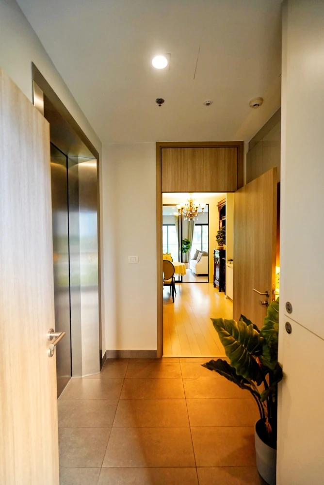 For rent: Noble Ploenjit, 4th floor. Beautiful room, fully furnished. Book now!