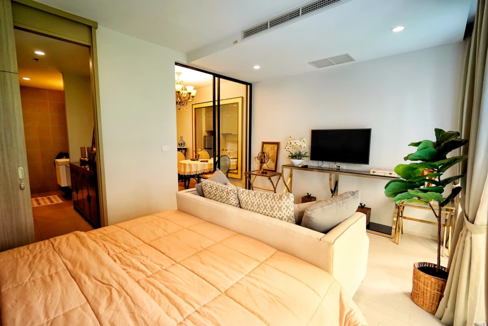 For rent: Noble Ploenjit, 4th floor. Beautiful room, fully furnished. Book now!