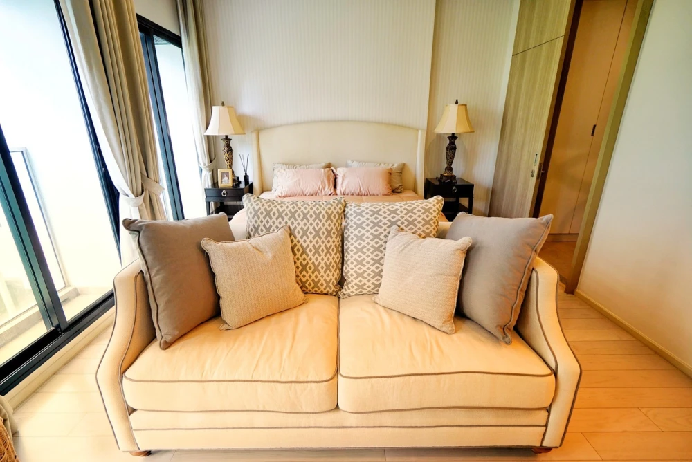 For rent: Noble Ploenjit, 4th floor. Beautiful room, fully furnished. Book now!