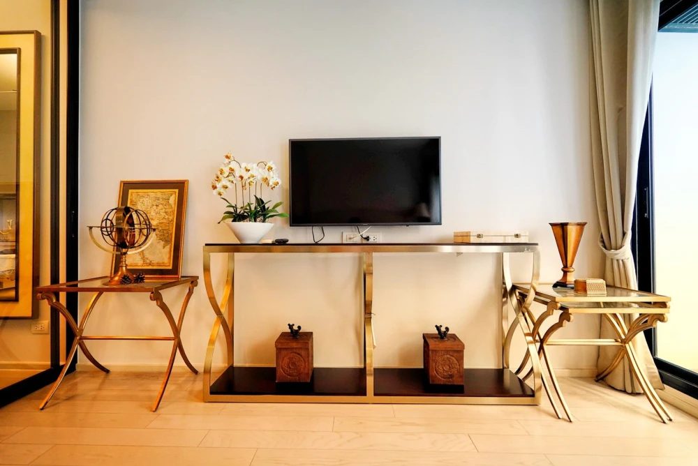 For rent: Noble Ploenjit, 4th floor. Beautiful room, fully furnished. Book now!