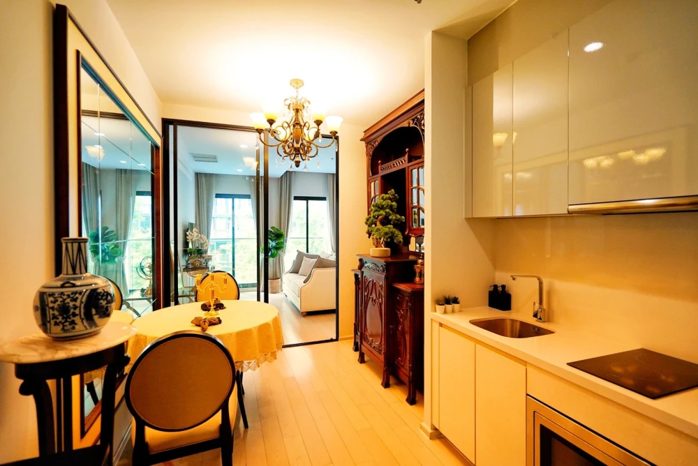 For rent: Noble Ploenjit, 4th floor. Beautiful room, fully furnished. Book now!