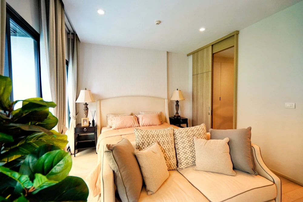For rent: Noble Ploenjit, 4th floor. Beautiful room, fully furnished. Book now!