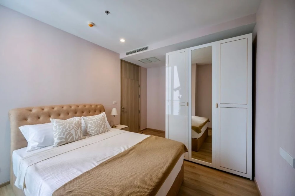 For rent: Noble Ploenjit, 41st floor, corner unit, city view, fully furnished, very livable. Book now!