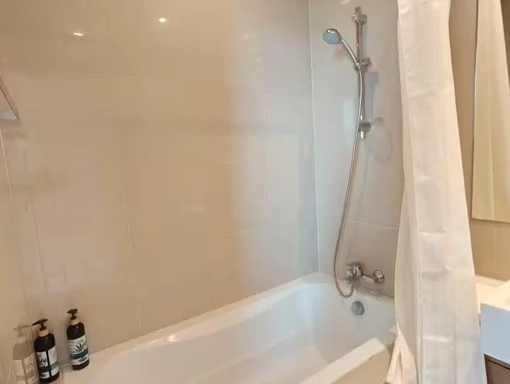 For rent: Noble Refine, 2 bedrooms, spacious living area, coordinated interior design, fully furnished. Book now!