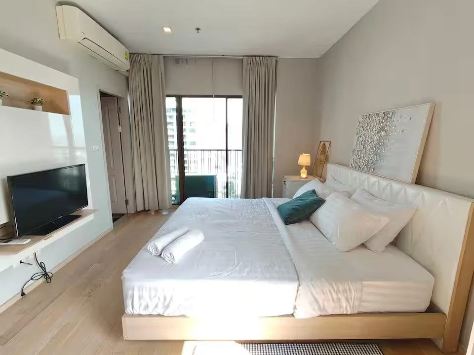 For rent: Noble Refine, 2 bedrooms, spacious living area, coordinated interior design, fully furnished. Book now!
