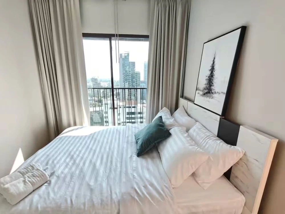 For rent: Noble Refine, 2 bedrooms, spacious living area, coordinated interior design, fully furnished. Book now!