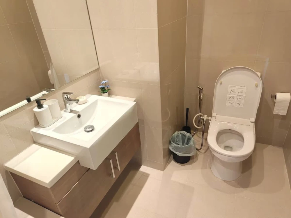 For rent: Noble Refine, 2 bedrooms, spacious living area, coordinated interior design, fully furnished. Book now!
