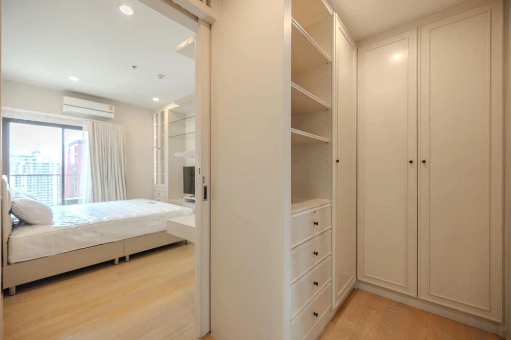 For rent, Noble Reform, bright room, not hot, fully decorated, just drag your bags, can't miss it.