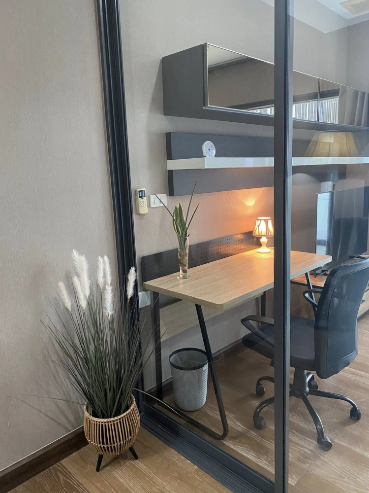 Noble Remix Sukhumvit 36, Building B, 3rd floor, for rent. Very spacious balcony. Book now!