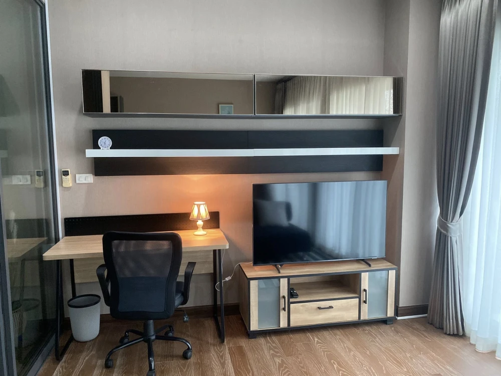 Noble Remix Sukhumvit 36, Building B, 3rd floor, for rent. Very spacious balcony. Book now!