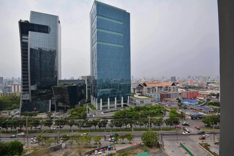 For rent: Noble Revolve Ratchada 1, good corner room, unblocked view, just bring your bag+++++