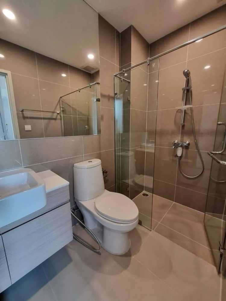 Noble Revolve Ratchada 2 condo for rent, fully furnished. Book now! Limited availability.