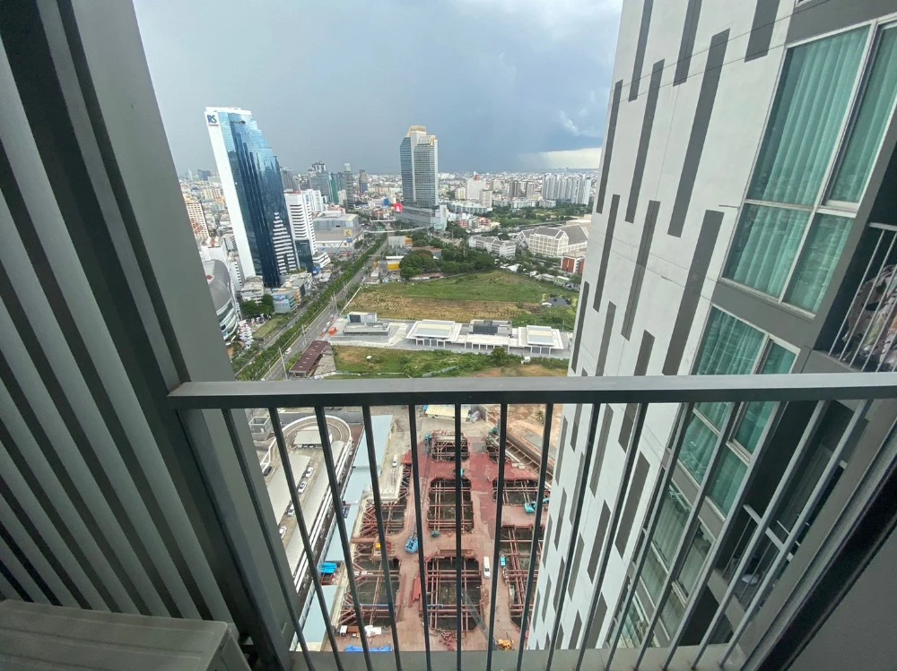 For rent: Noble Revolve Ratchada, 35th floor. A lovely, fully furnished unit—book it now before it’s gone!
