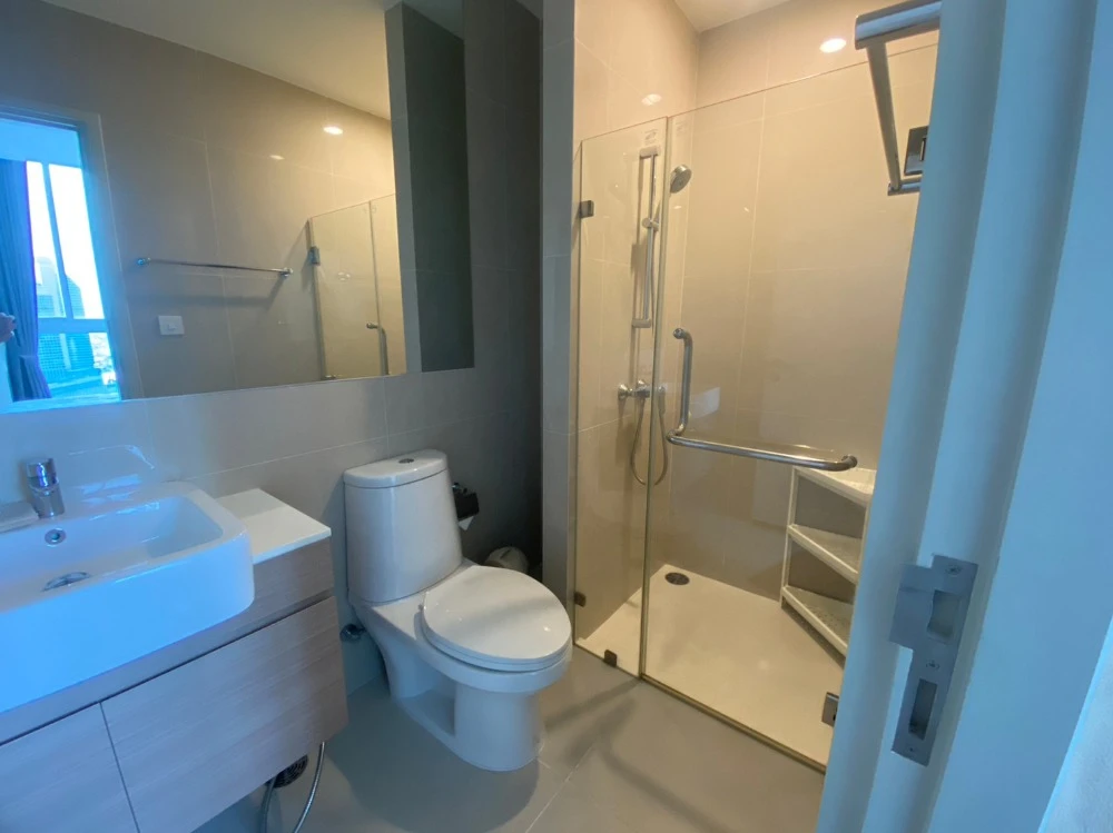 For rent: Noble Revolve Ratchada, 35th floor. A lovely, fully furnished unit—book it now before it’s gone!