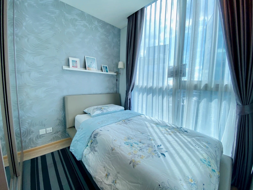 Noble Revolve Ratchada for rent, high floor, spacious and comfortable, corner room with balcony on both sides, book now, don't miss out!