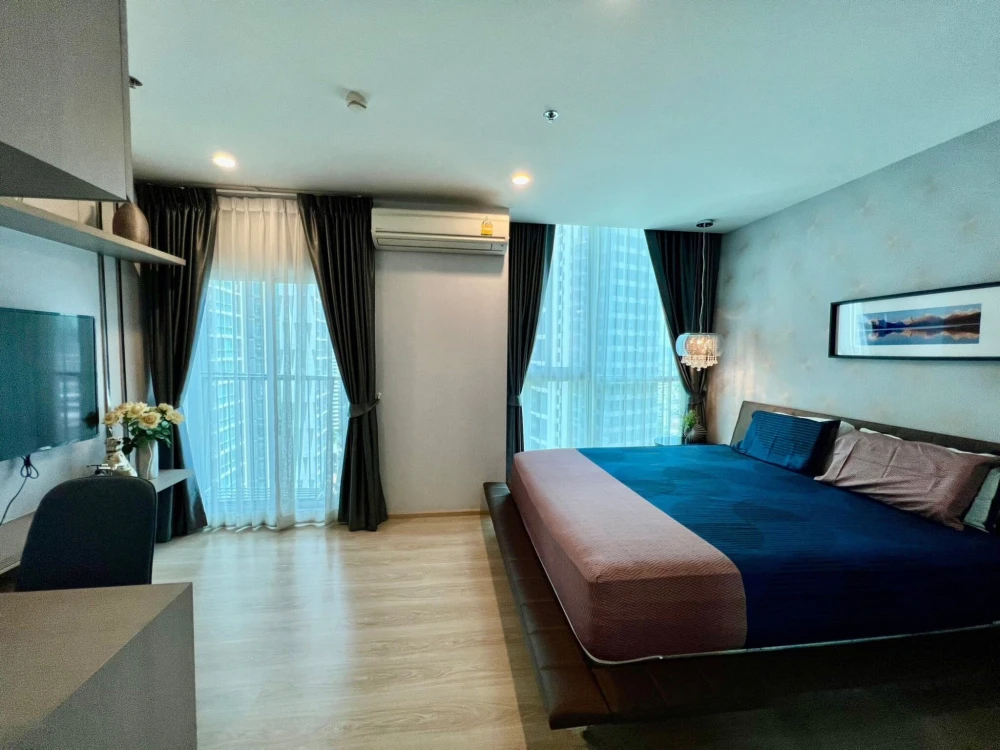 Noble Revolve Ratchada for rent, high floor, spacious and comfortable, corner room with balcony on both sides, book now, don't miss out!
