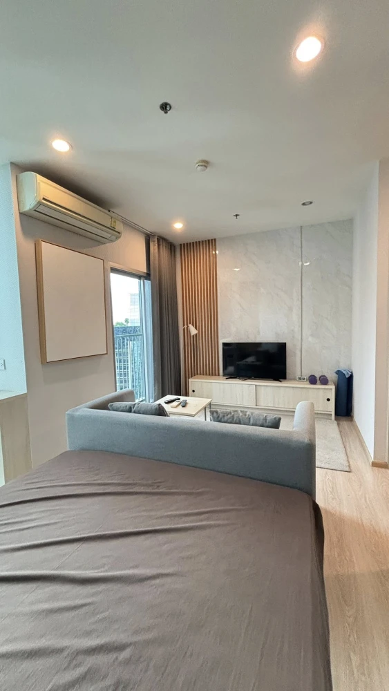 Noble Revolve Ratchada for rent, beautiful room, fully furnished, high floor, city view, great price, hurry and book before it's gone.