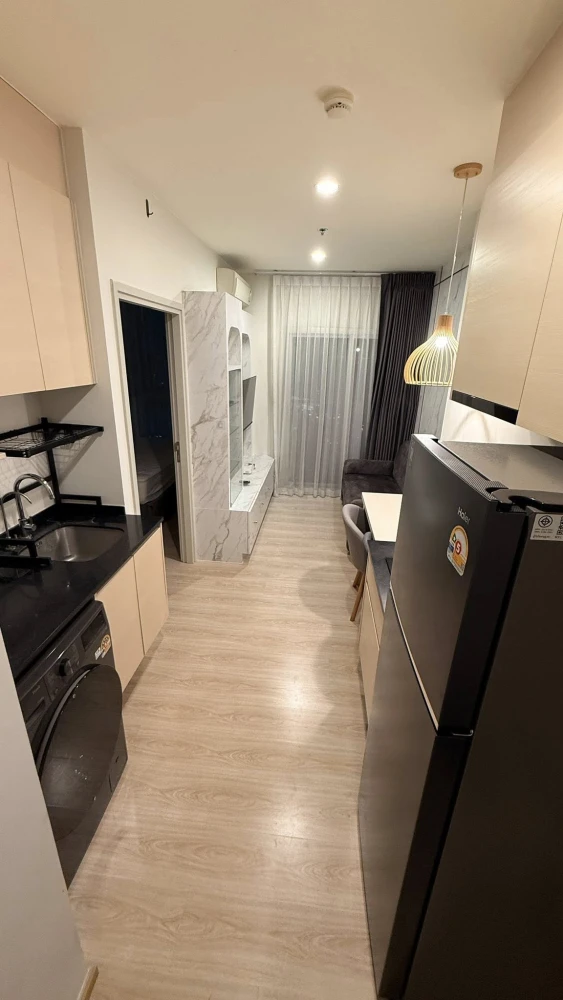 For rent: Noble Revolve Ratchada, beautiful room, fully furnished, view of Jodfairs Market, high floor, good ventilation. Book now!