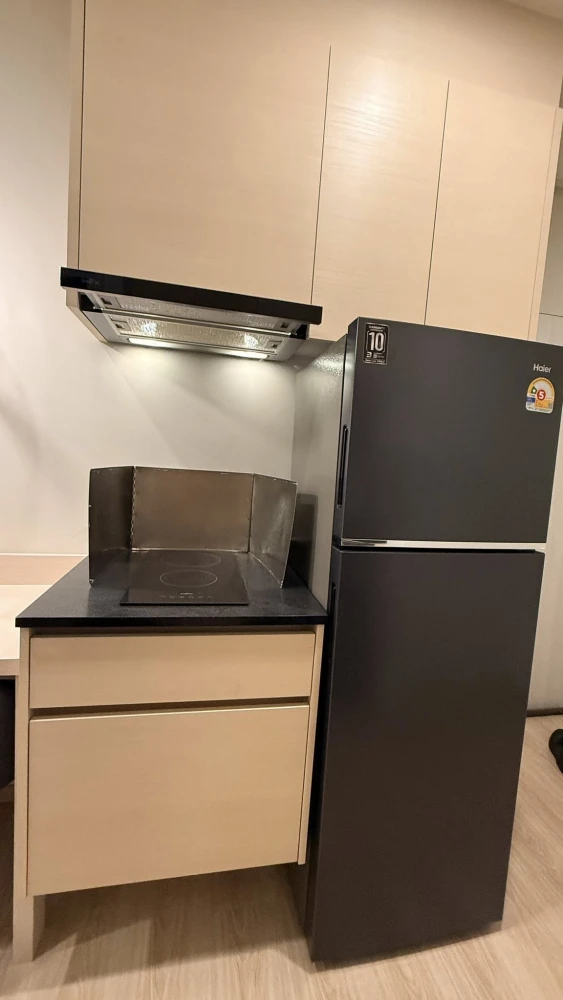 For rent: Noble Revolve Ratchada, beautiful room, fully furnished, view of Jodfairs Market, high floor, good ventilation. Book now!