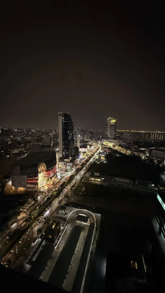 For rent: Noble Revolve Ratchada, beautiful room, fully furnished, view of Jodfairs Market, high floor, good ventilation. Book now!