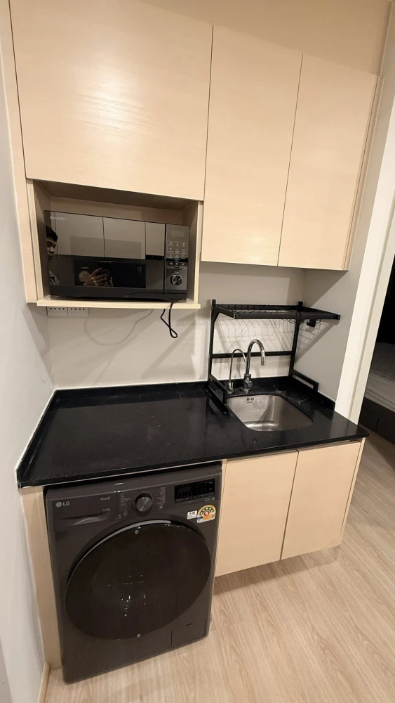 For rent: Noble Revolve Ratchada, beautiful room, fully furnished, view of Jodfairs Market, high floor, good ventilation. Book now!