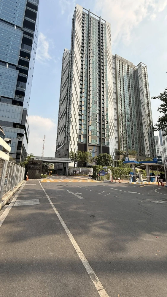 For rent: Noble Revolve Ratchada, beautiful room, fully furnished, view of Jodfairs Market, high floor, good ventilation. Book now!