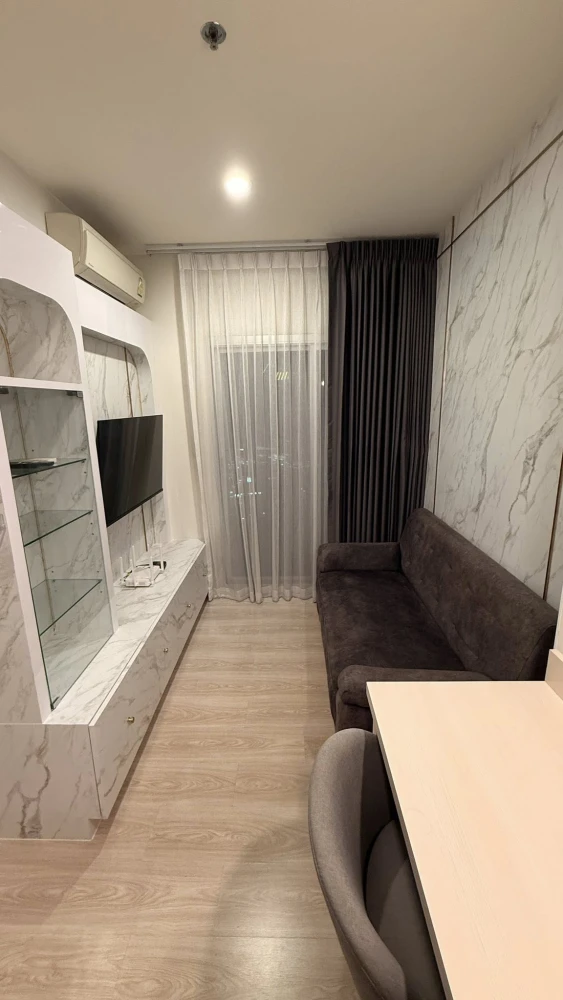For rent: Noble Revolve Ratchada, beautiful room, fully furnished, view of Jodfairs Market, high floor, good ventilation. Book now!