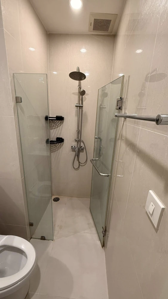 For rent: Noble Revolve Ratchada, beautiful room, fully furnished, view of Jodfairs Market, high floor, good ventilation. Book now!