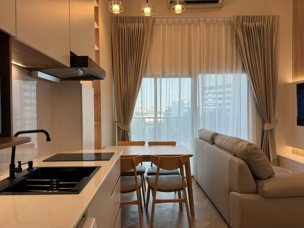 For rent: Noble Revolve Ratchada. 4-meter high ceilings, almost entirely built-in furniture, designed for practicality and comfort.
