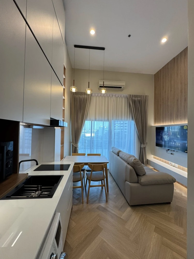 For rent: Noble Revolve Ratchada. 4-meter high ceilings, almost entirely built-in furniture, designed for practicality and comfort.