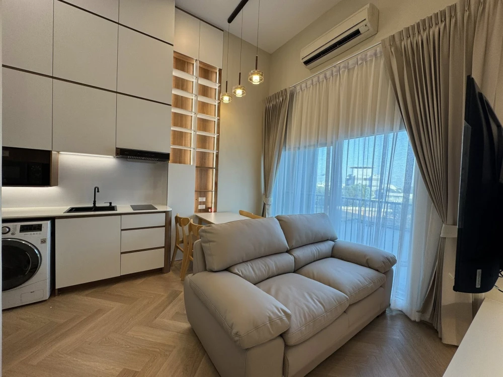 For rent: Noble Revolve Ratchada. 4-meter high ceilings, almost entirely built-in furniture, designed for practicality and comfort.
