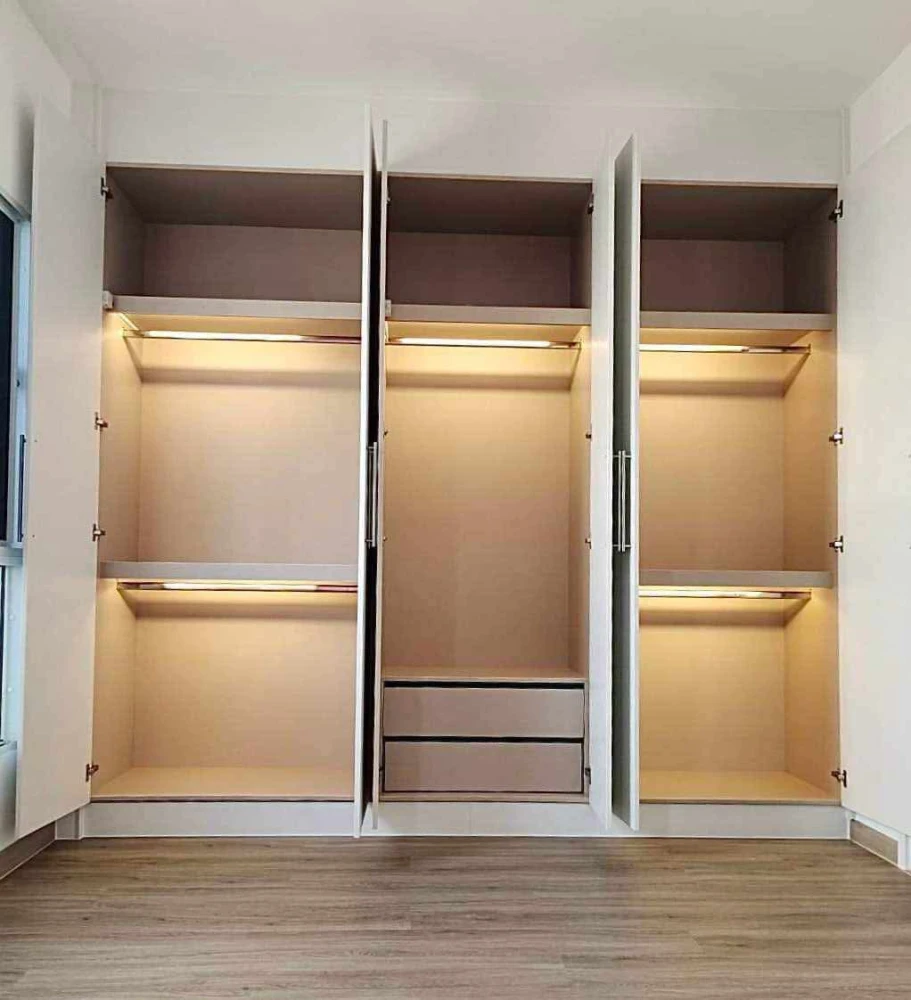 For rent: Noble Revolve, 2 bedrooms, 2 bathrooms, 53 sq m., high ceiling, cream wallpaper, built-in furniture, very worth booking.