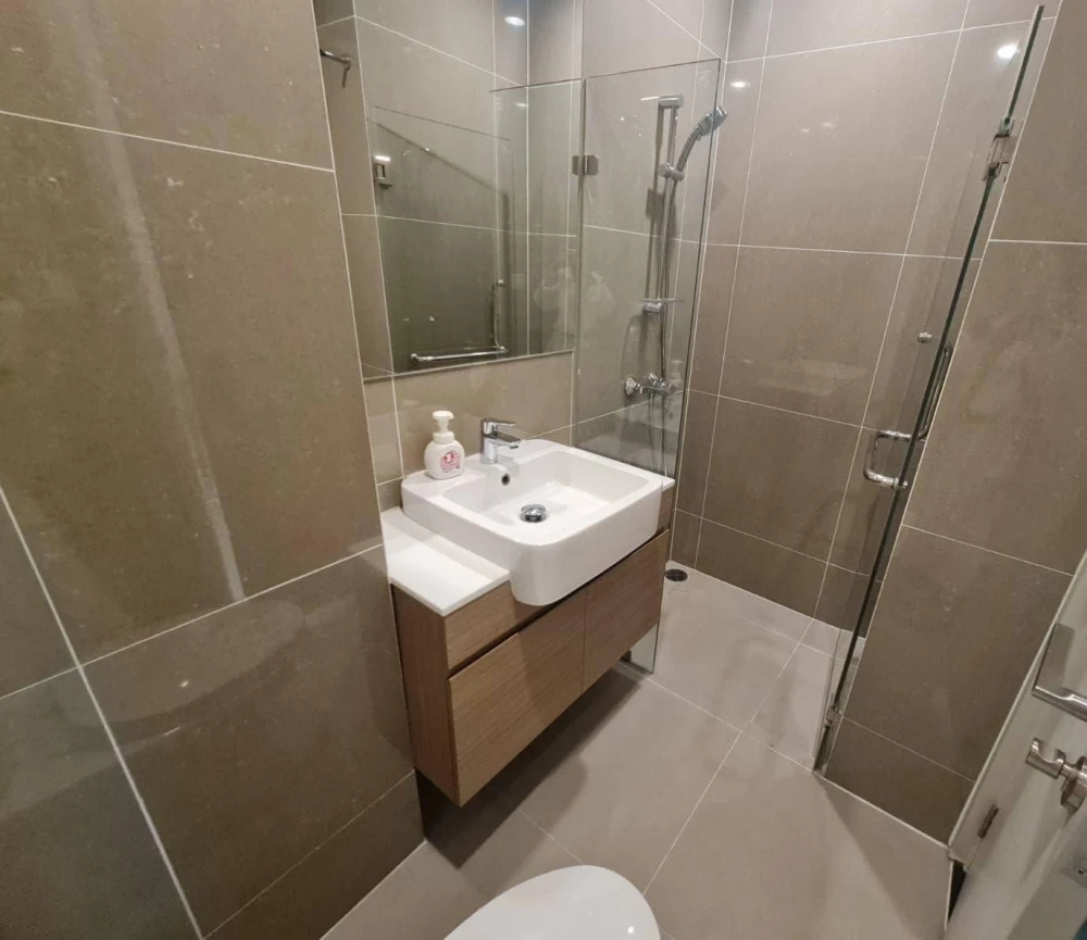 For rent: Noble Revolve Ratchada 2, fully furnished condo, ready to move in, 2 bedrooms, 2 bathrooms, lots of space in the room, hurry up and grab it!