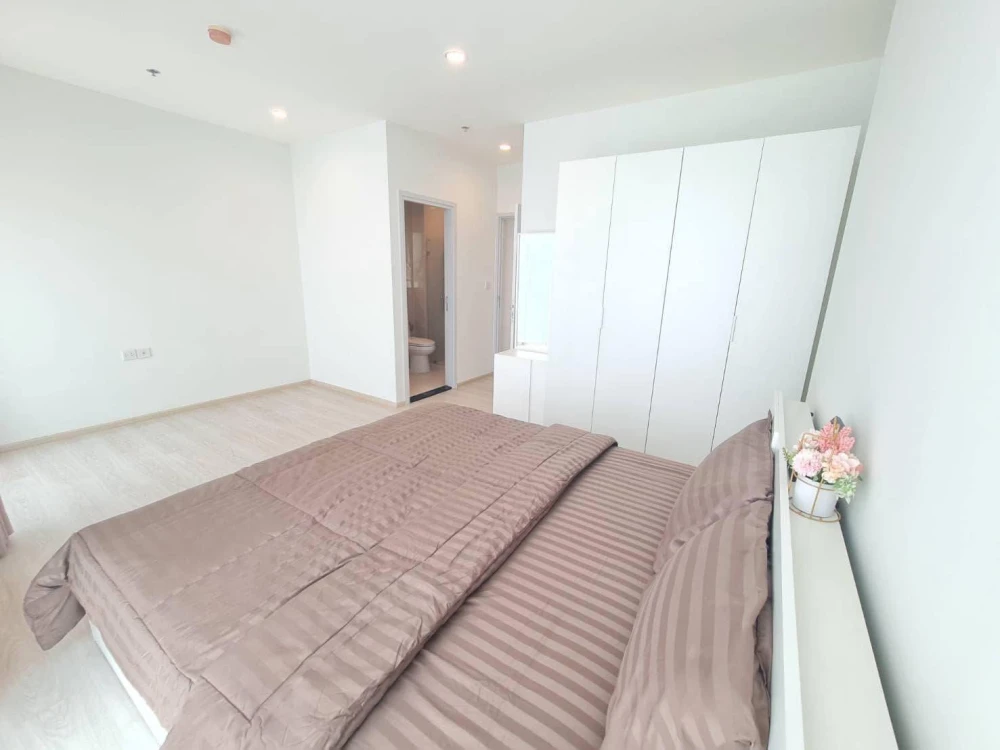 For rent: Noble Revolve Ratchada 2, fully furnished condo, ready to move in, 2 bedrooms, 2 bathrooms, lots of space in the room, hurry up and grab it!