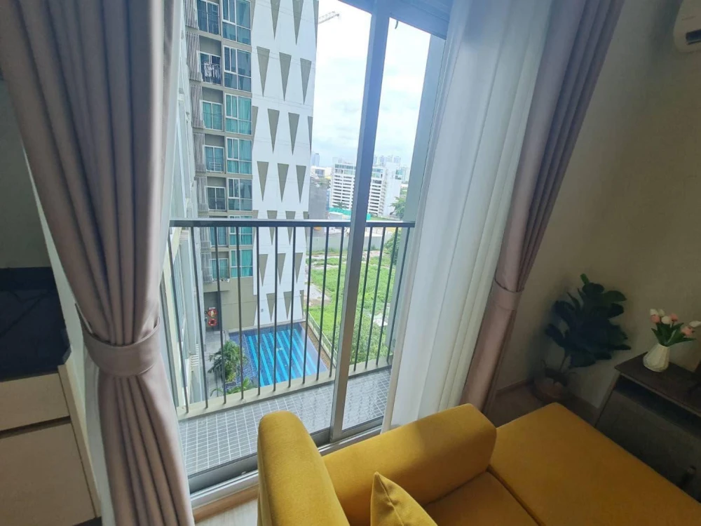 For rent: Noble Revolve Ratchada 2, fully furnished condo, ready to move in, 2 bedrooms, 2 bathrooms, lots of space in the room, hurry up and grab it!