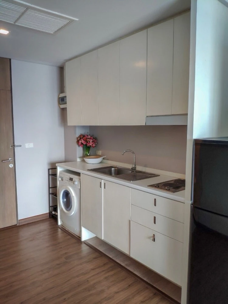 Noble Solo condo for rent, 21st floor. A lovely unit, fully furnished. Book now!