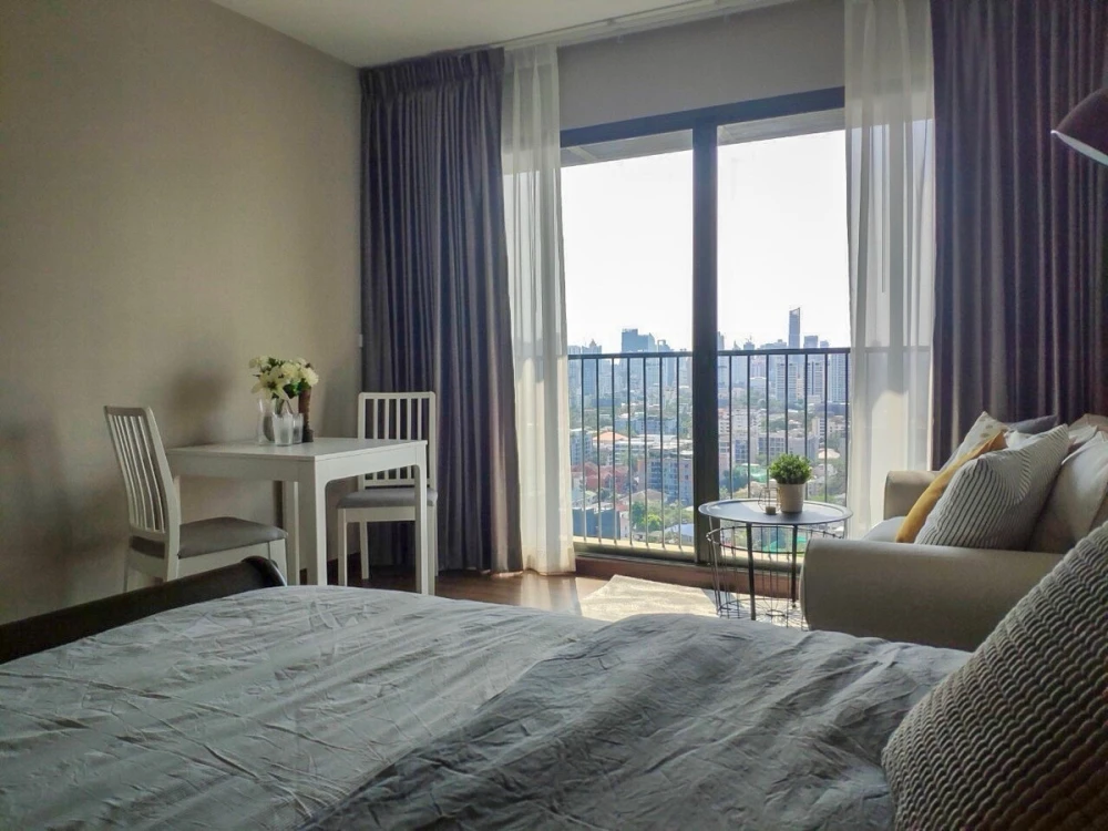 Noble Solo condo for rent, 21st floor. A lovely unit, fully furnished. Book now!
