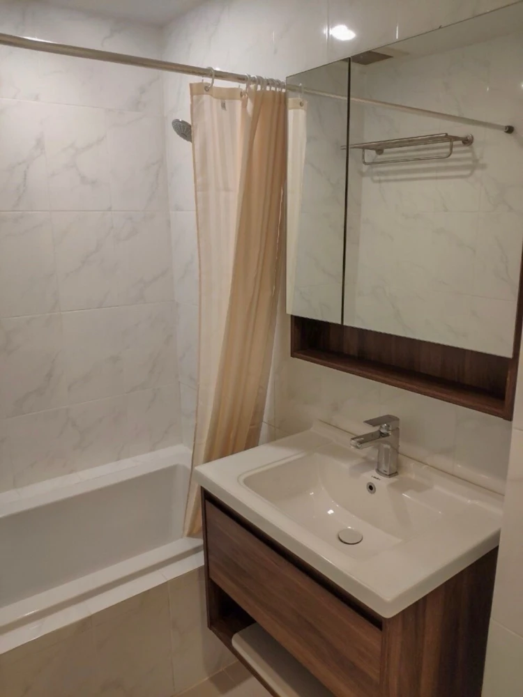 Noble Solo condo for rent, 21st floor. A lovely unit, fully furnished. Book now!